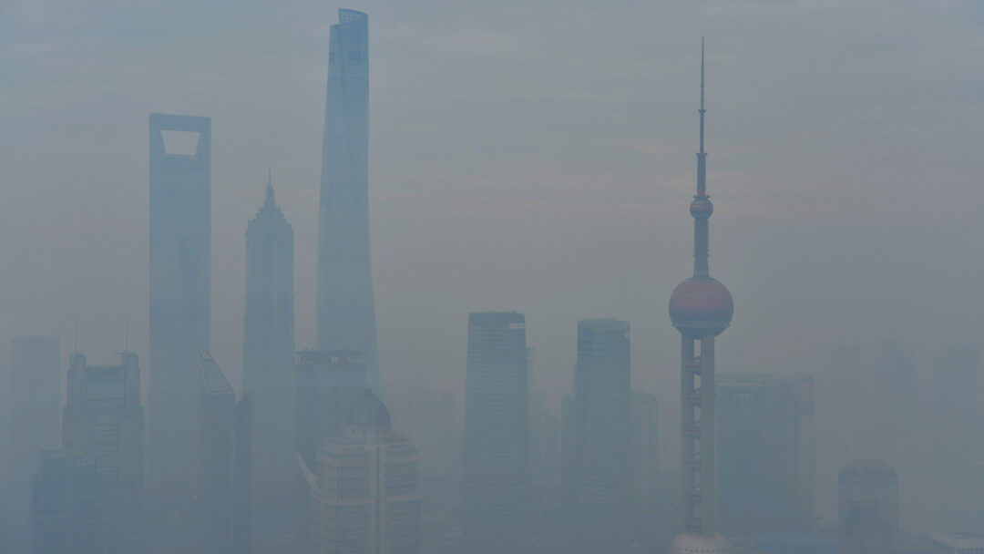 Heavy Smog Hits Shanghai